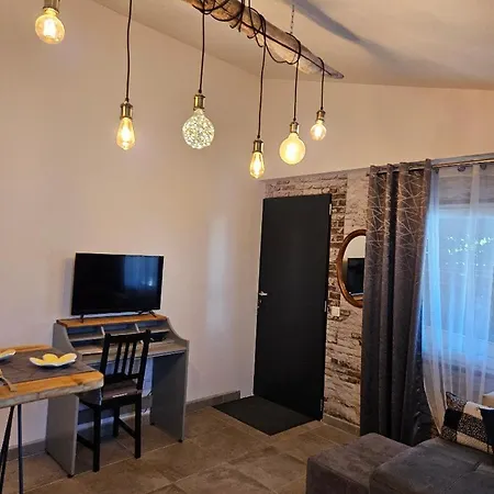 Terrace, Covered Parking, And Downtown Within Walking Distance 아파트