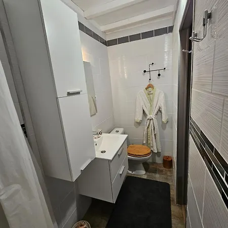 아파트 Terrace, Covered Parking, And Downtown Within Walking Distance