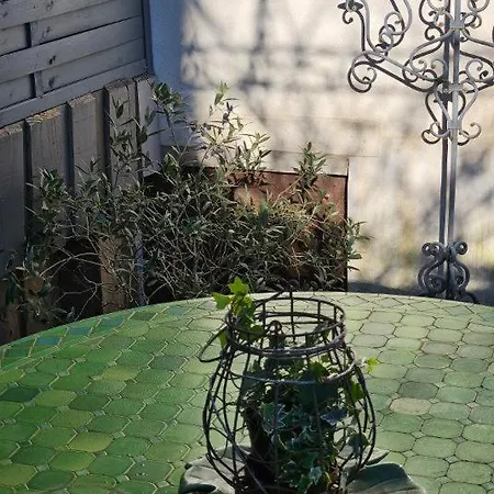 Terrace, Covered Parking, And Downtown Within Walking Distance 아파트 *